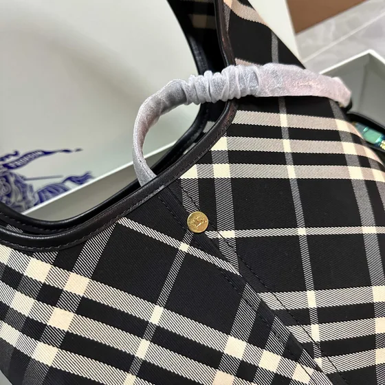 Burberry Check Large Shoulder Bag Hitam Shoulder Bag