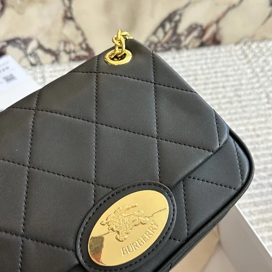 Burberry Quilted หนัง Chain Bag สีดำ Crossbody