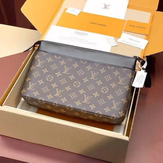 Louis Vuitton Pochette Voyage Souple Monogram Eclipse 32 x 21 x 8 cm everyday