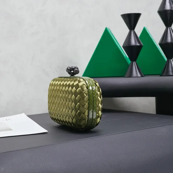 Bottega Veneta Intreccio Satin Knot Clutch Olive Grønn Clutch