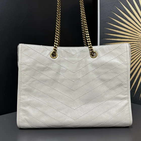 YSL Cassandre Matelassé Chevron Quilted Grain De Poudre Large Sh أبيض Tote Bag