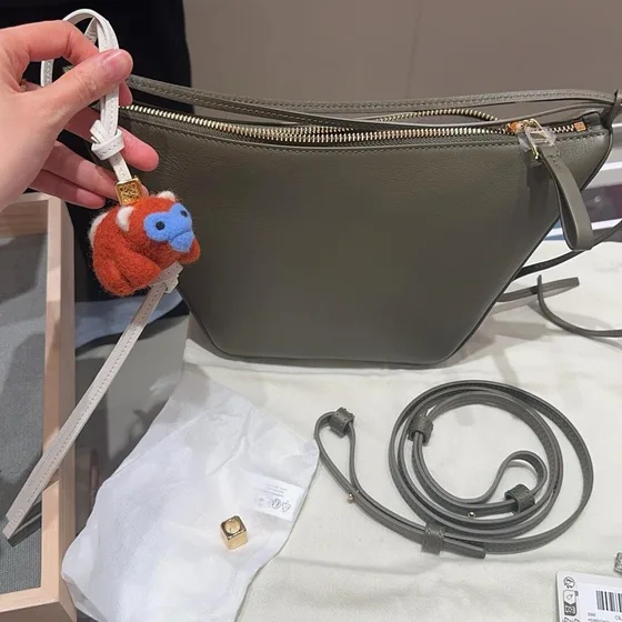 Loewe Felt Baby Proboscis Monkey Bag Charm Rust/Blå/Hvid Etui