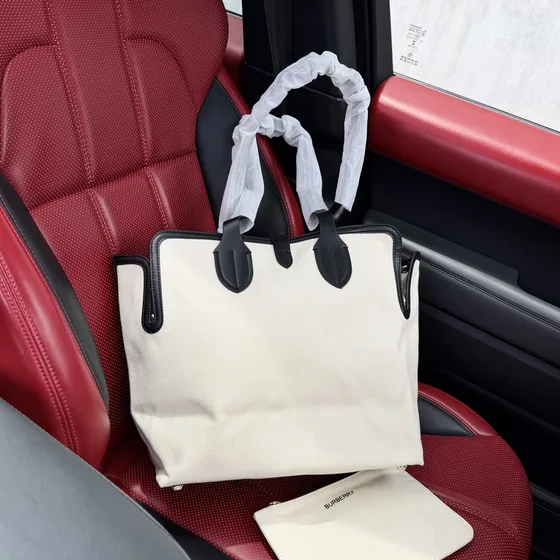 Burberry Horseferry Print Kanvas Tote Beige/Hitam Tote Bag