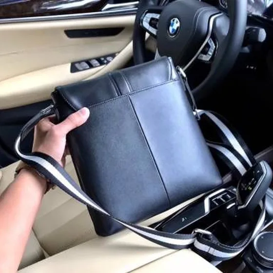 Bally messenger Hitam 25x26x6cm