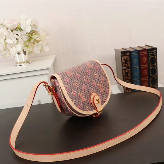 Louis Vuitton Tambourin Merah muda Crossbody