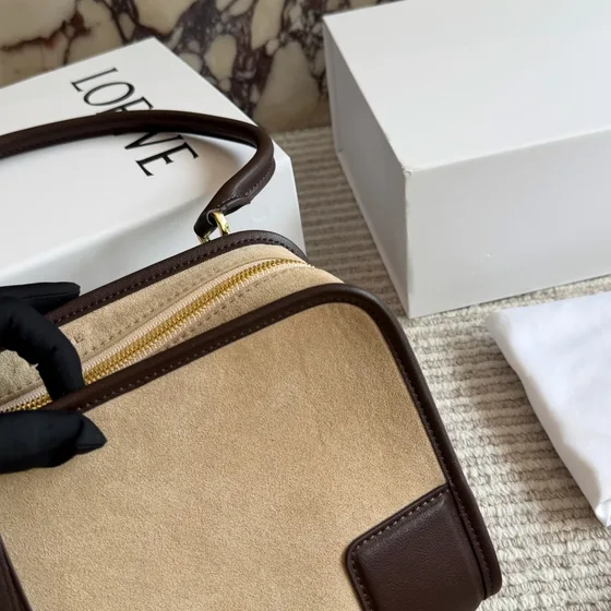 Loewe Amazona Shoulder Bag สีครีม/Dark สีน้ำตาล Shoulder Bag