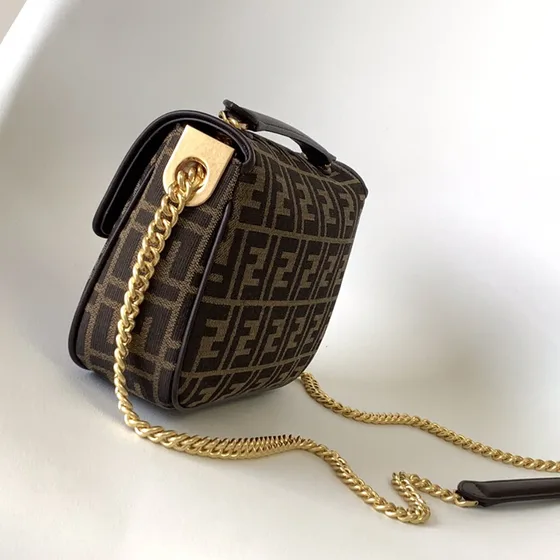 Fendi Baguette Chain Midi بني Crossbody