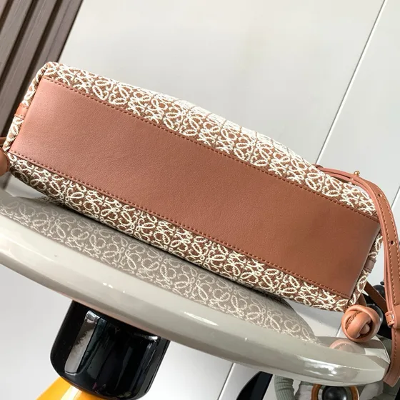 Loewe Flamenco Clutch สีน้ำตาล Clutch