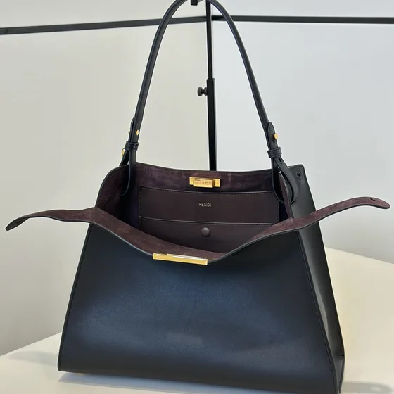 Fendi Peekaboo X-Lite สีดำ Shoulder Bag