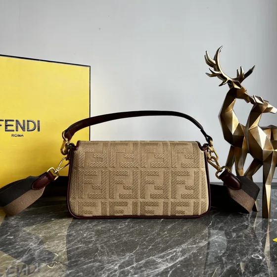 Fendi Baguette Beige Schoudertas