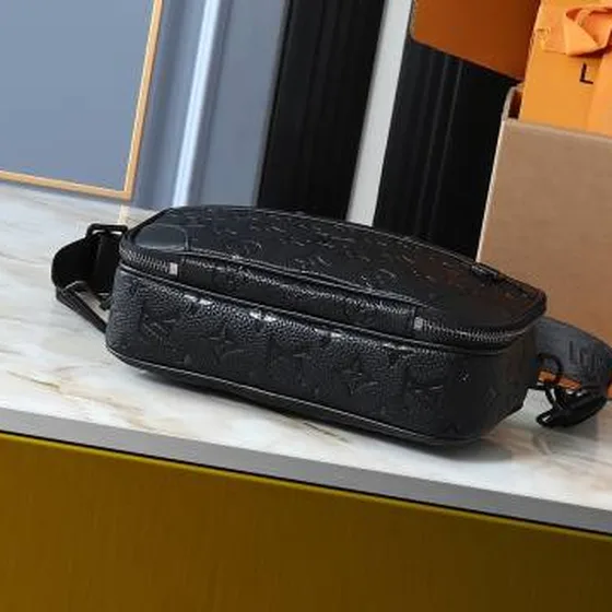 Louis Vuitton Camera bag Hitam crossbody
