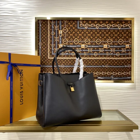 Louis Vuitton Lock It Zwart Tote tas