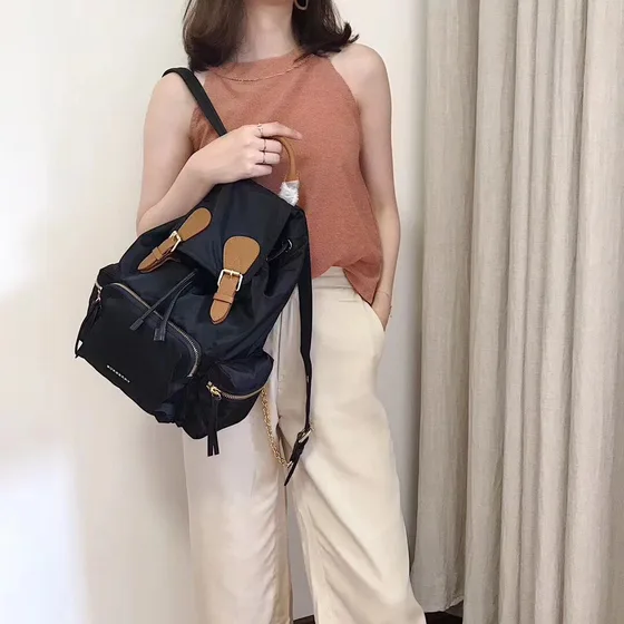 Burberry The Medium Rucksack In Technical Nailon And Piel Negro Mochila