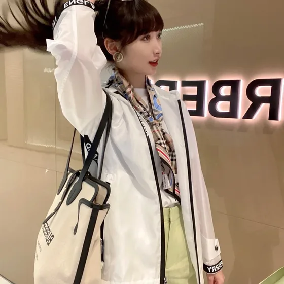 Burberry Horseferry Print Kanvas Tote Beige/Hitam Tote Bag