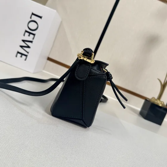 Loewe Puzzle Edge Small Bag สีดำ Crossbody