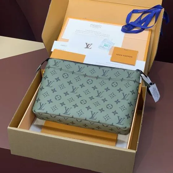 Louis Vuitton M82800 Monogram Eclipse 32 x 21 x 8 cm travel