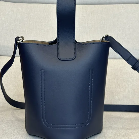Loewe Mini Pebble Bucket Bag สีน้ำเงินเข้ม สีฟ้า Crossbody