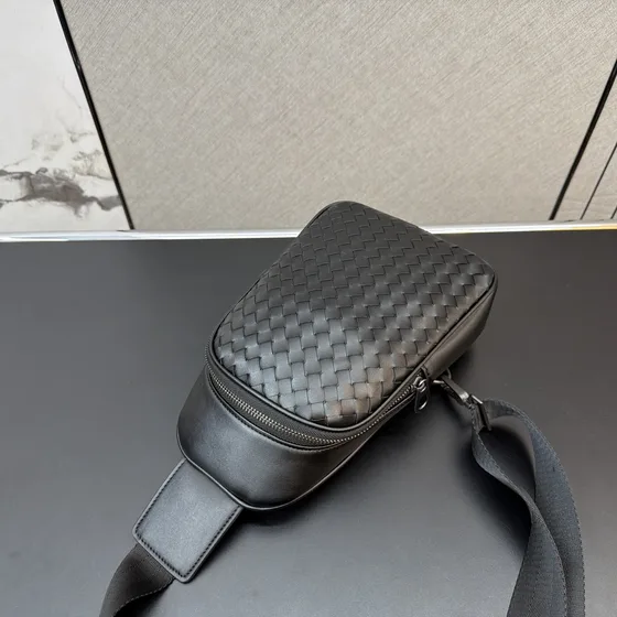 Bottega Veneta Intrecciato Kulit Sling Bag Hitam Crossbody