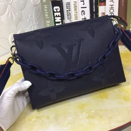 Louis Vuitton Toiletry Pouch أسود Crossbody