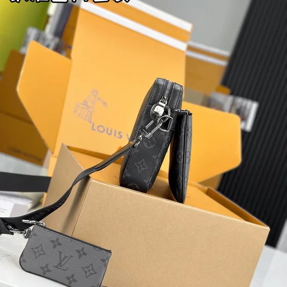 Louis Vuitton Trio Messenger Серый Crossbody