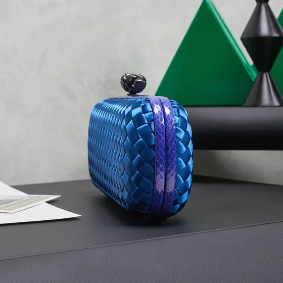 Bottega Veneta Intreccio Satin Knot Clutch أزرق Clutch