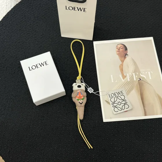 Loewe Suna Fujita Otter Bag Charm Beige/Blanco Estuche