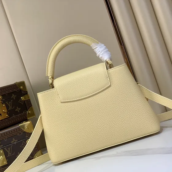Louis Vuitton Capucines كريمي Top Handle