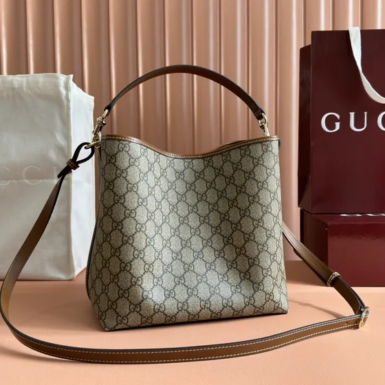 Gucci Gg Emblem Medium Borsa a secchiello Beige Borsa a spalla