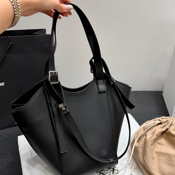 Loewe Hammock Flip أسود Shoulder Bag