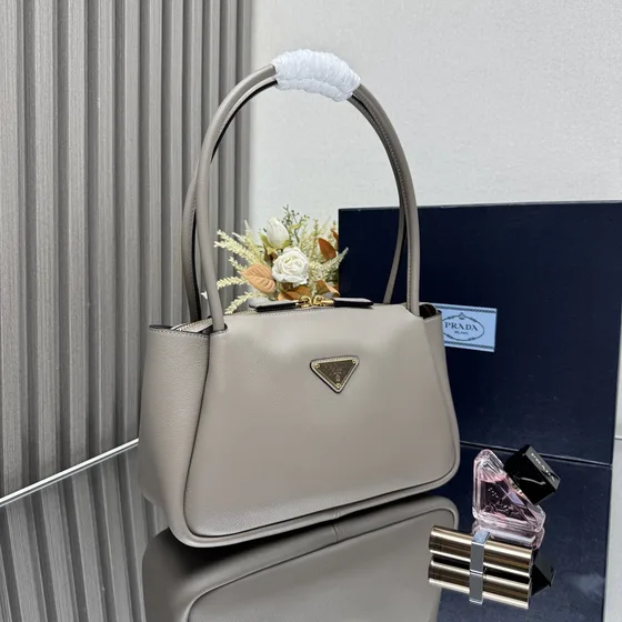 Prada Medium Deri Top-Handle Bag Gri Üst sap