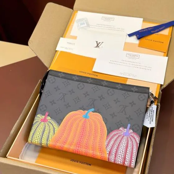 Louis Vuitton Pochette Voyage Monogram Eclipse 27x21x3 cm everyday