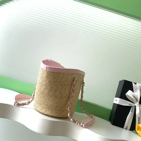 Chanel Raffia Basket Bag Beige/Merah muda Shoulder Bag