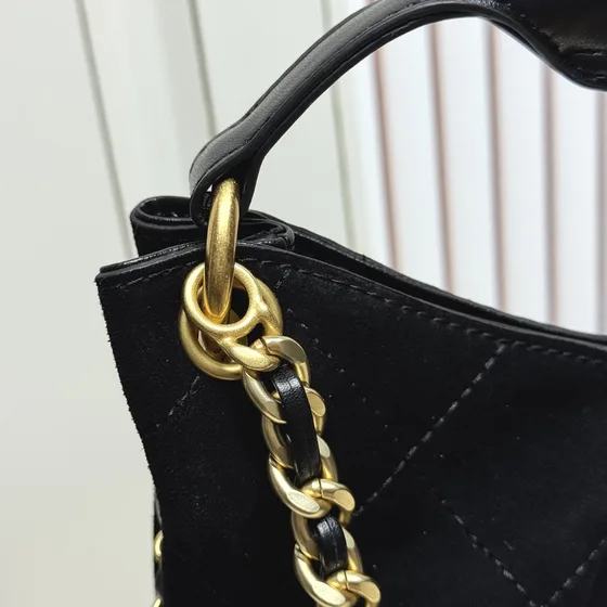 Chanel Chanel Hobo Handbag With Chain أسود Hobo