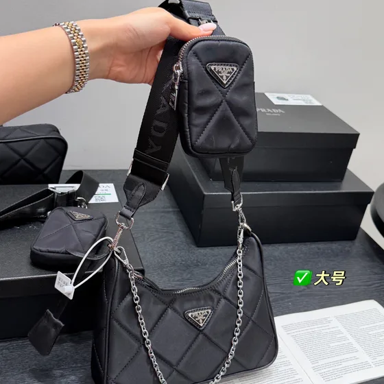 Prada Re-Edition 2005 Quilted Nylon Shoulder Bag Black Shoulder Bag