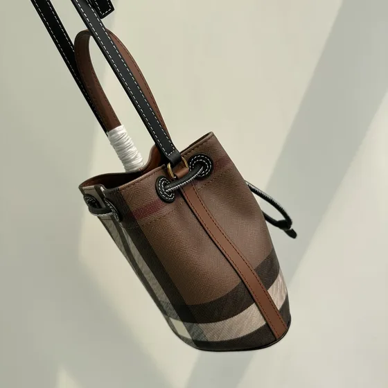 Burberry Tb Check Mini Bolso cubo Dark Marrón Crossbody