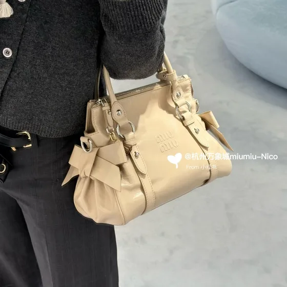 Miu Miu Nappa Læder Tophåndtag Bag With Bow Pockets Beige Tophåndtag