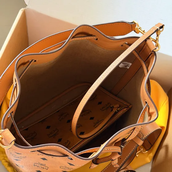 MCM Aren Visetos Drawstring Bolsa balde Cognac Crossbody