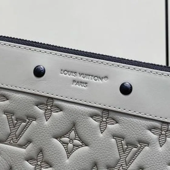 Louis Vuitton Pochette To-Go Monogram Shadow สีเทา 30 x 21 5 x 1cm everyday