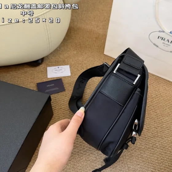 Prada Nilon Flap Messenger Bag Hitam 25×20cm Crossbody
