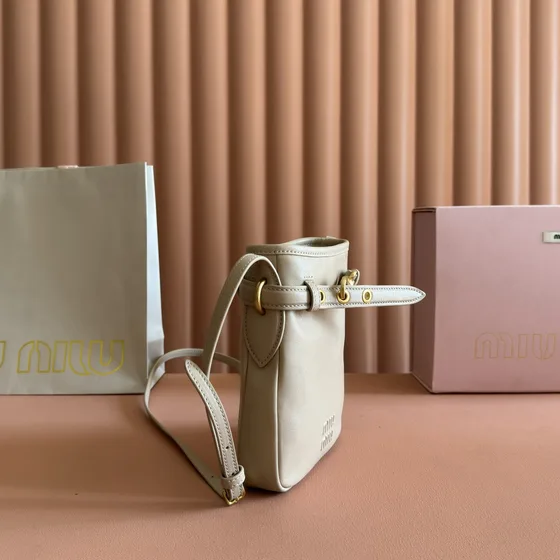 Miu Miu Piel Belted Mini Bolso cruzado Beige Crossbody