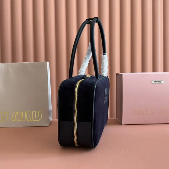 Miu Miu Corduroy Asa superior Bag Negro Asa superior