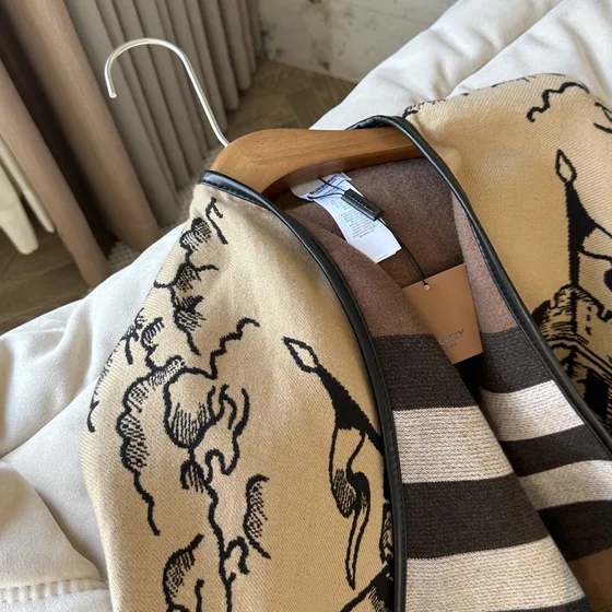 Burberry Equestrian Knight Check Cashmere Scarf Beige/Marrón/Negro