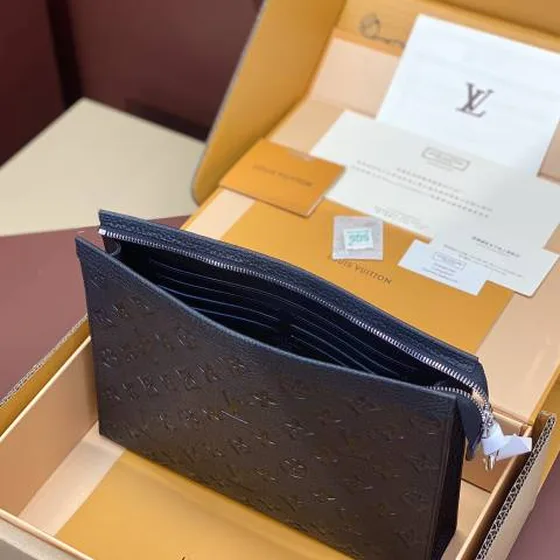 Louis Vuitton Pochette Voyage Azul marino Taiga everyday