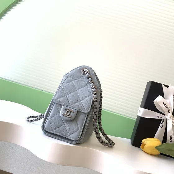 Chanel Quilted Drawstring Chain Bag Light Blå Axelväska