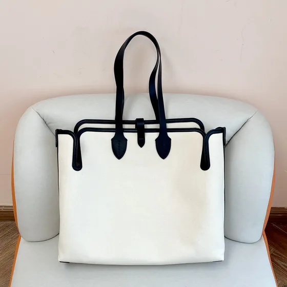 Burberry Horseferry Print Tote أبيض/أسود Tote Bag