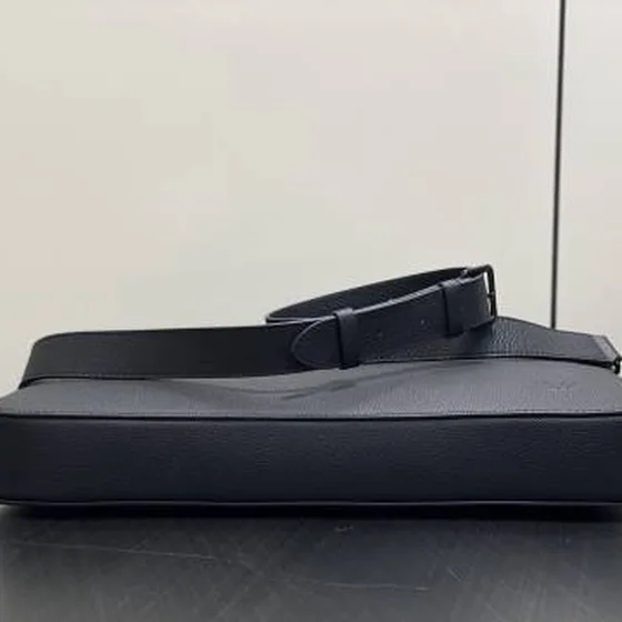 Louis Vuitton M15258 Sort 30 x 4 x 39 5 cm business