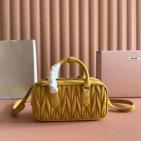 Miu Miu Matelassé Nappa หนัง Top-Handle Mini Bag สีเหลือง Top Handle