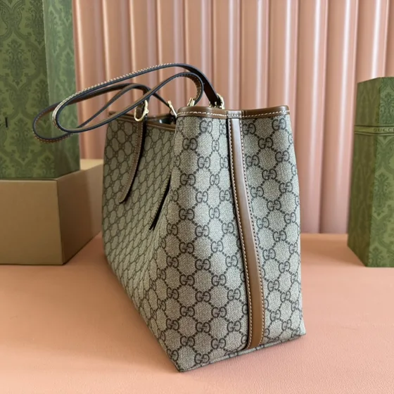 Gucci Gg Emblem Medium Tote Bag สีครีม/สีน้ำตาล Tote Bag