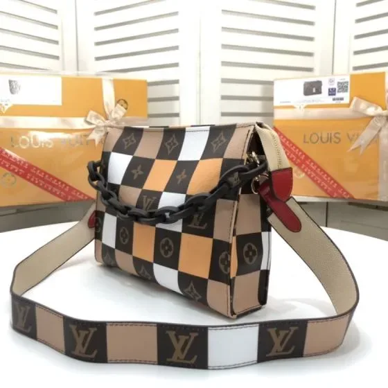 Louis Vuitton Toiletry Pouch หลากสี Crossbody