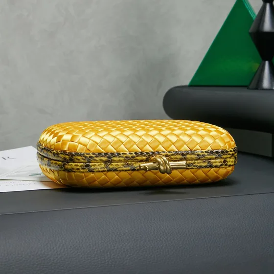 Bottega Veneta Intreccio Satin Knot Clutch Gul Clutch
